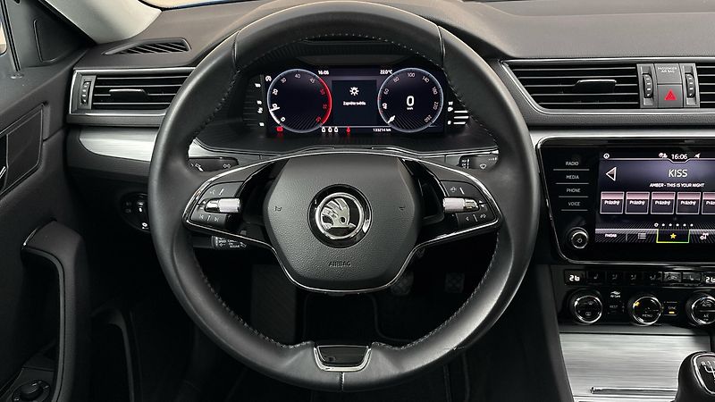 Škoda Superb 2.0 TDI Ambition Combi - fotka 9 z 24