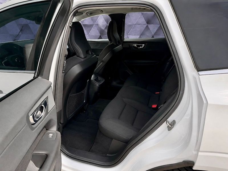 Volvo XC60 B4 AWD MOMENTUM, KAMERA, ACC, - fotka 11 z 20