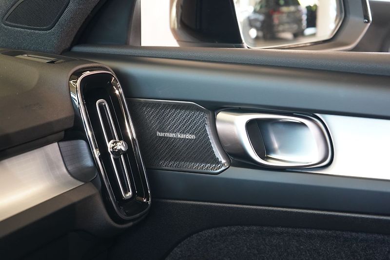 Volvo XC40 B3 Plus Dark, ACC, BLIS - fotka 38 z 43