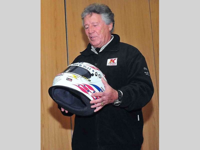 Parnelli Jones za volantem vozu Ford Mustang Boss 302.