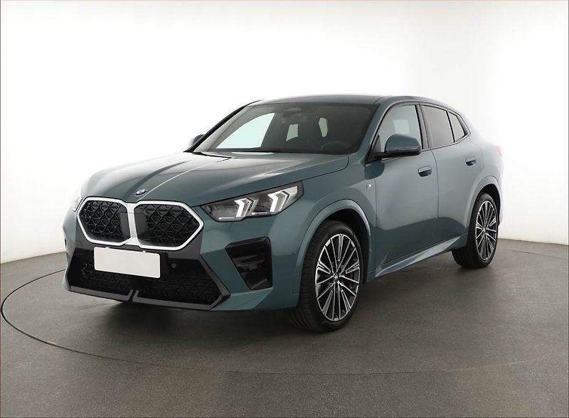 BMW X2 (2025) xDrive20d, Kamera - fotka 2 z 27