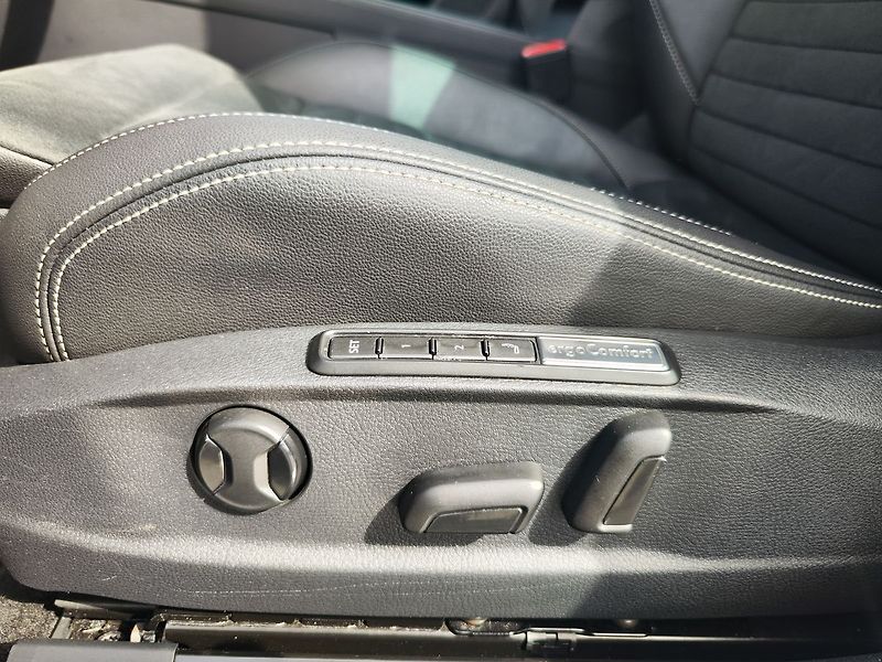 Volkswagen Passat 2.0 TDI/110kW Elegance DSG - fotka 36 z 37