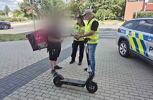 Policie může při zastavení jezdce na elektrokoloběžce a kontrole požadovat řidičák.