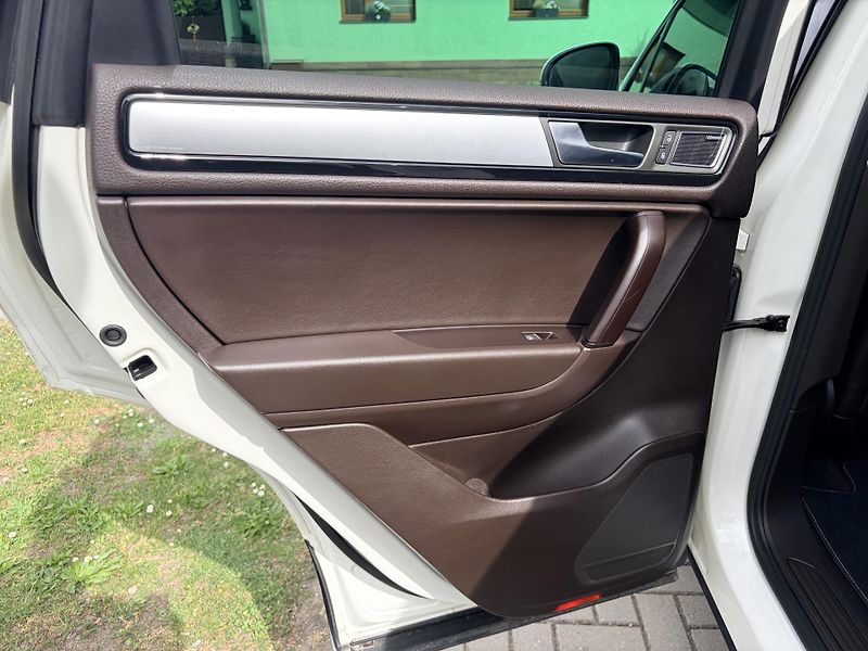 Volkswagen Touareg 3.0TDI V6 DSG 4x4 VZDUCH - fotka 30 z 56