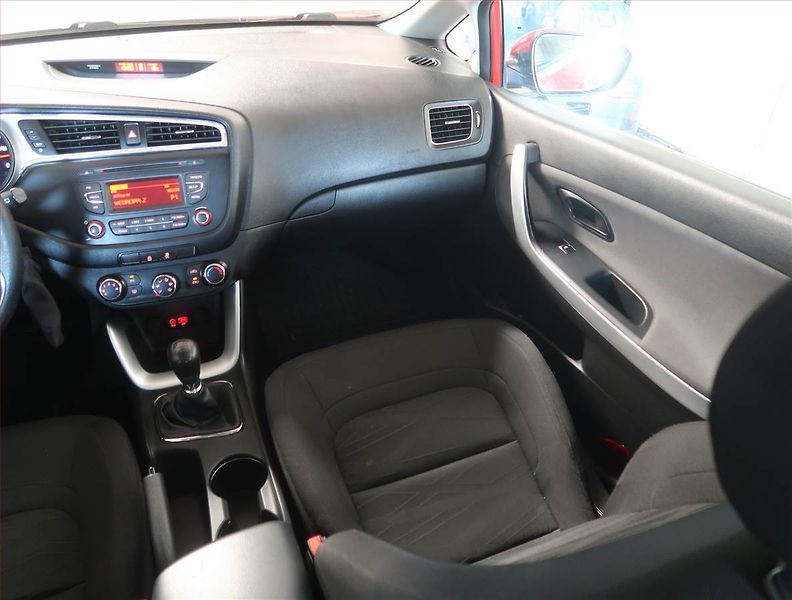 Kia Ceed (2016) 1.4 CVVT, Serv.kniha - fotka 8 z 15