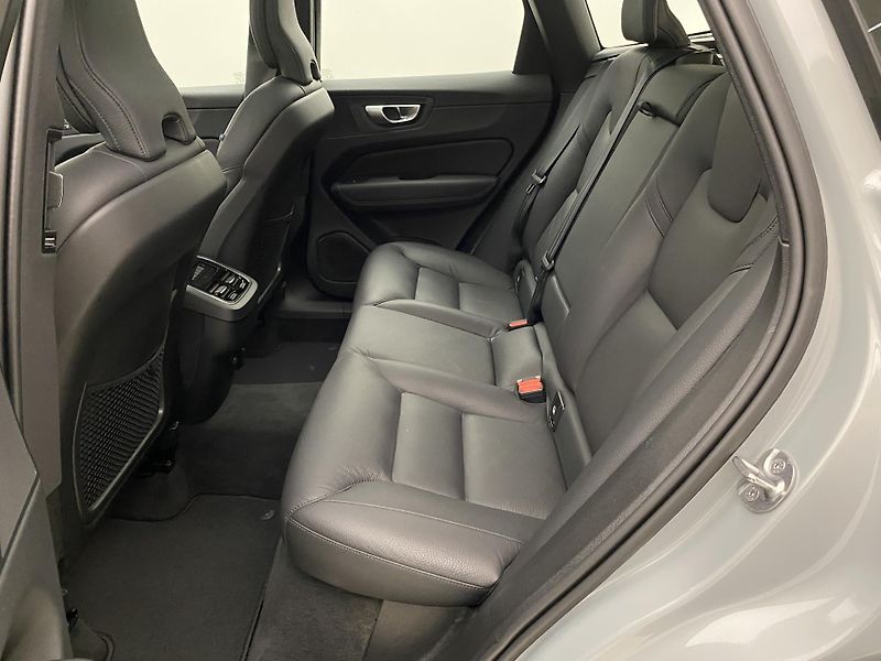 Volvo XC60 B5 AWD DARK ULTIMATE AUT CZ - fotka 5 z 60