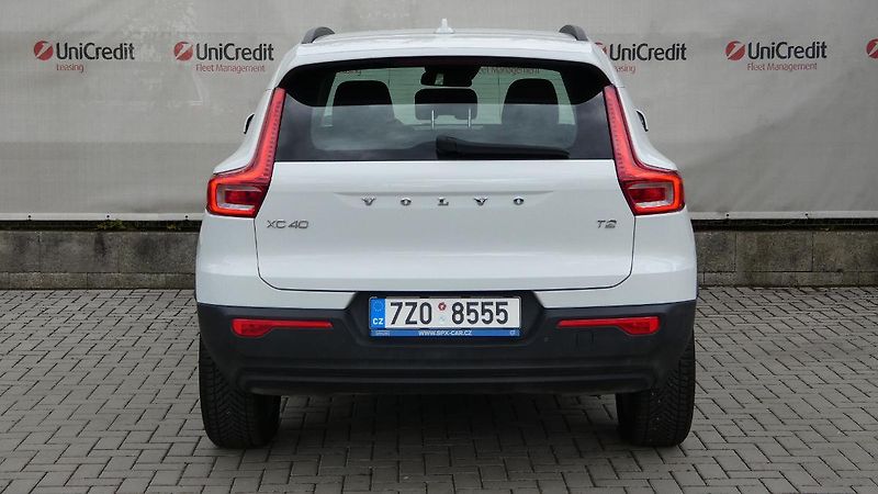 Volvo XC40 T2 FWD Momentum Core - fotka 4 z 21