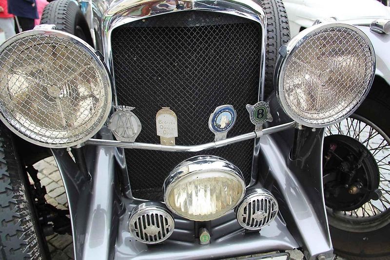 Automobiloví a motocykloví veteráni se rozloučili s letošní sezonou. Start spanilé jízdy Přerovskem byl na náměstí v Lipníku. Neděle 2. září 2023