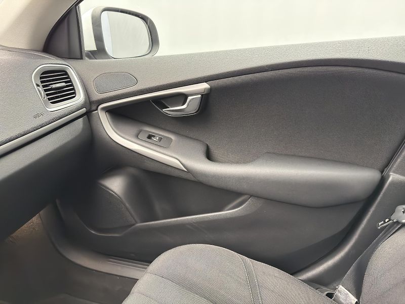 Volvo V40 D2 MOMENTUM CZ - fotka 25 z 39