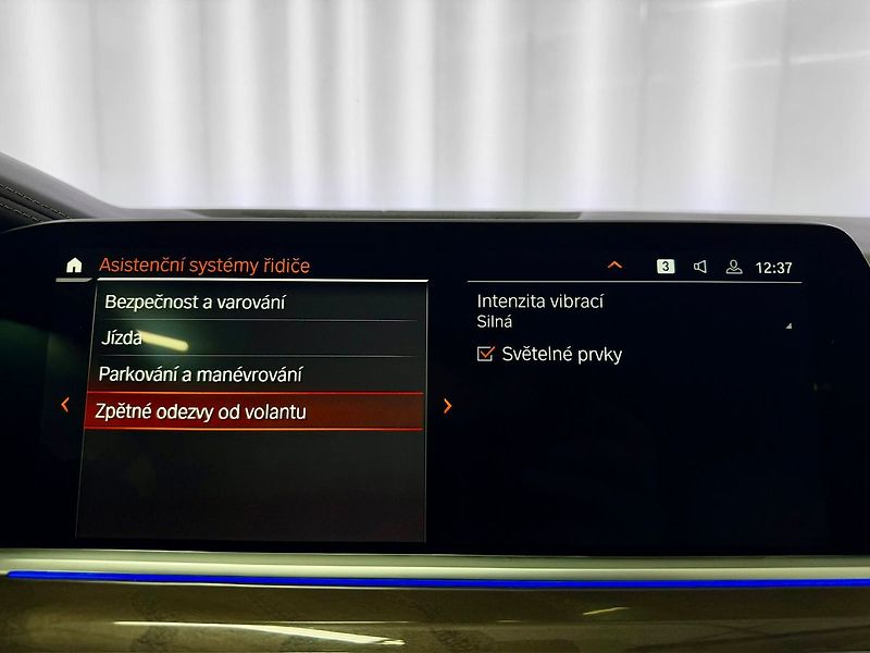 BMW X5 M50i xDrive, LASER, MASÁŽE, HE - fotka 23 z 34