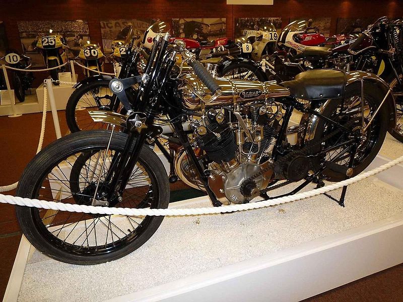 Motocykl Brough Superior SS100, který vlastnil Lawrence z Arábie, je dnes vystavený v Imperial War Museu London.