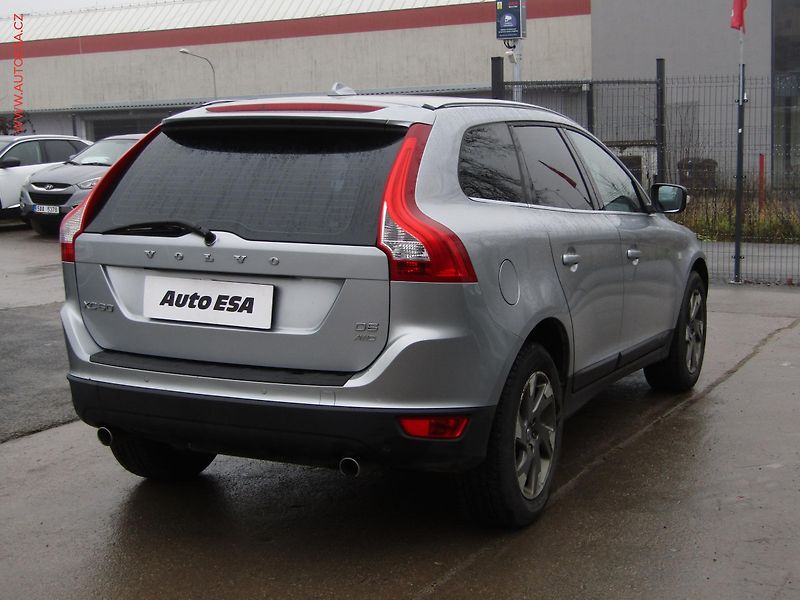 Volvo XC60 (2012) 2.4 D 4x4, xenon, kůže - fotka 4 z 19