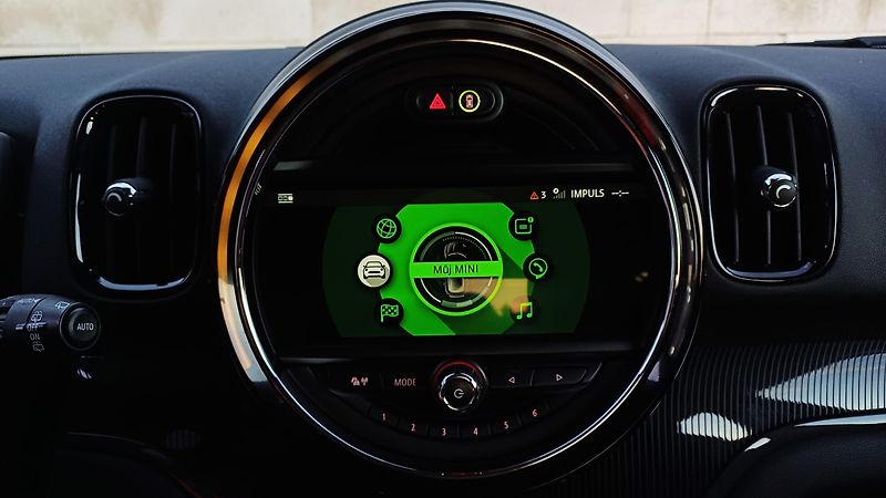 Mini Countryman COOPER 1.5 SE ALL4-1.maj-ČR - fotka 28 z 49