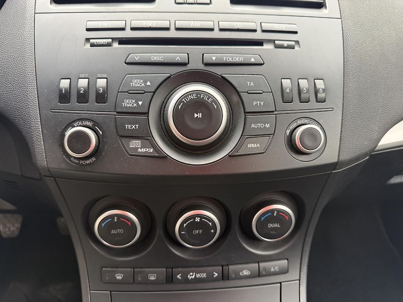 Mazda 3 1.6 MIRAI - fotka 29 z 31