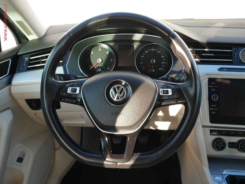 Volkswagen Passat (2018) 2.0 TDi, Comfortline, navi - fotka 15 z 19