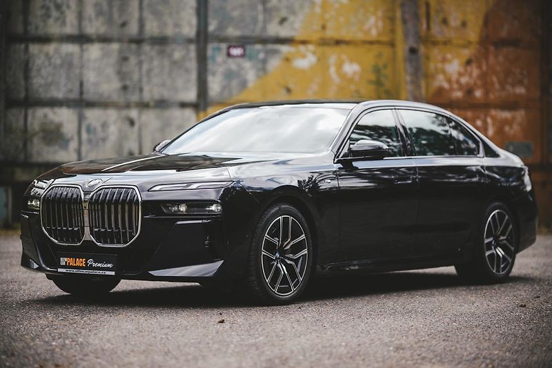 BMW Řada 7 (2023) 740d xDrive  - fotka 2 z 45