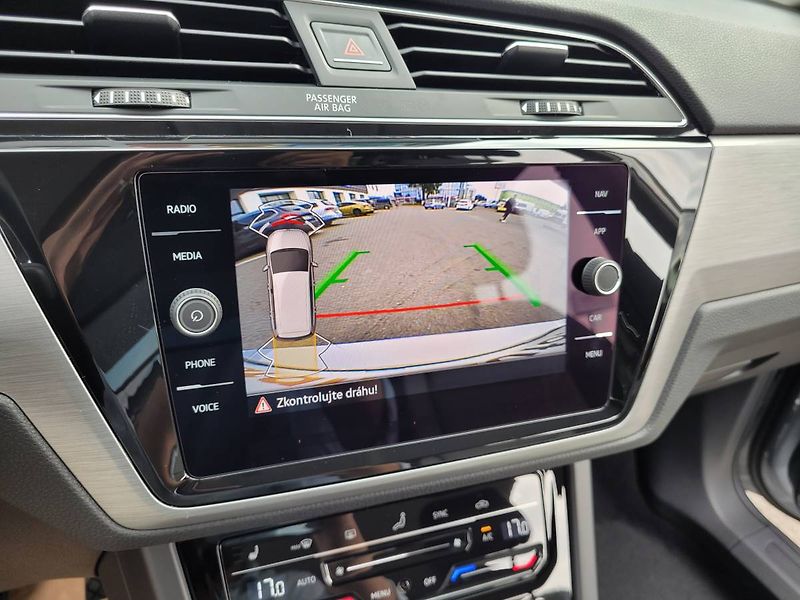 Volkswagen Touran 1.5 TSI DSG R-Line 7míst TAŽNÉ - fotka 30 z 50