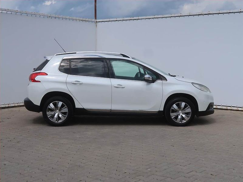Peugeot 2008 (2013) 1.6 e-HDi, Navi, Tempomat - fotka 6 z 18