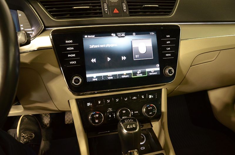 Škoda Superb (2022) 2.0TDI 147kW 4x4 L&K DSG kombi - fotka 18 z 26