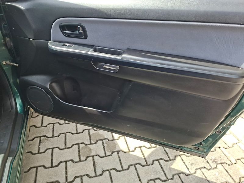 Suzuki Grand Vitara (2008) 1.6i 78kW 4x4 -T.ZAŘ-4 MÍSTNÉ - fotka 19 z 27