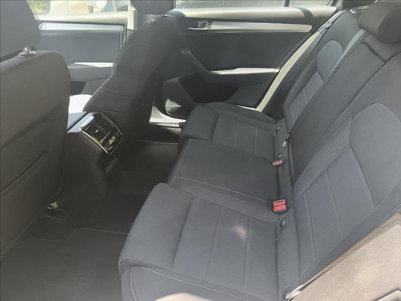 Škoda Superb 2,0 TDi  Ambition - fotka 21 z 23