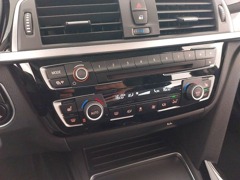 BMW Řada 3 (2016) 330 d xDrive, 4X4, Automat - fotka 26 z 28