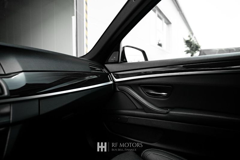 BMW Řada 5 (2013) M550d xDrive 280kW Touring - fotka 48 z 51