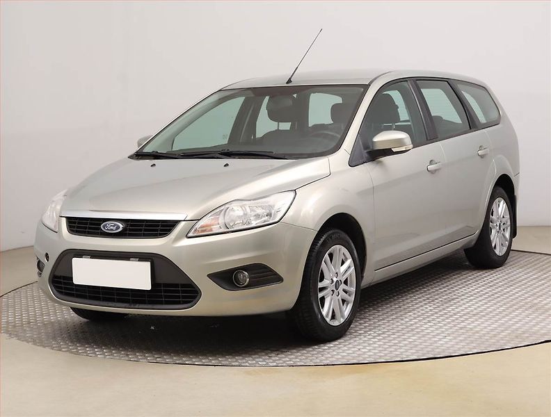 Ford Focus (2010) 1.6 16V, po STK, Tažné - fotka 2 z 15