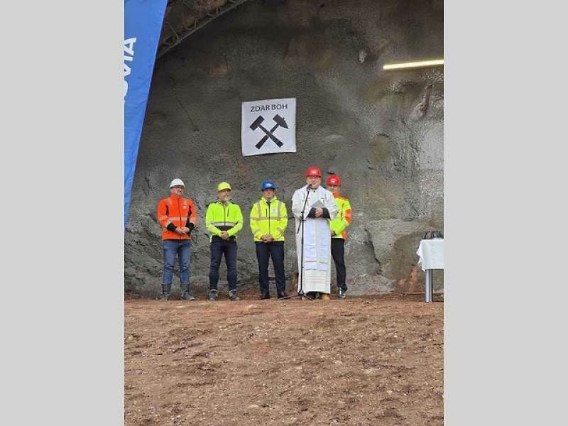 Na portálu Dolní Radechová proběhlo slavnostní požehnání svaté Barbory – patronky horníků, a tím i oficiální zahájení ražby tunelu, který je součástí stavby I/33 Náchod – obchvat.