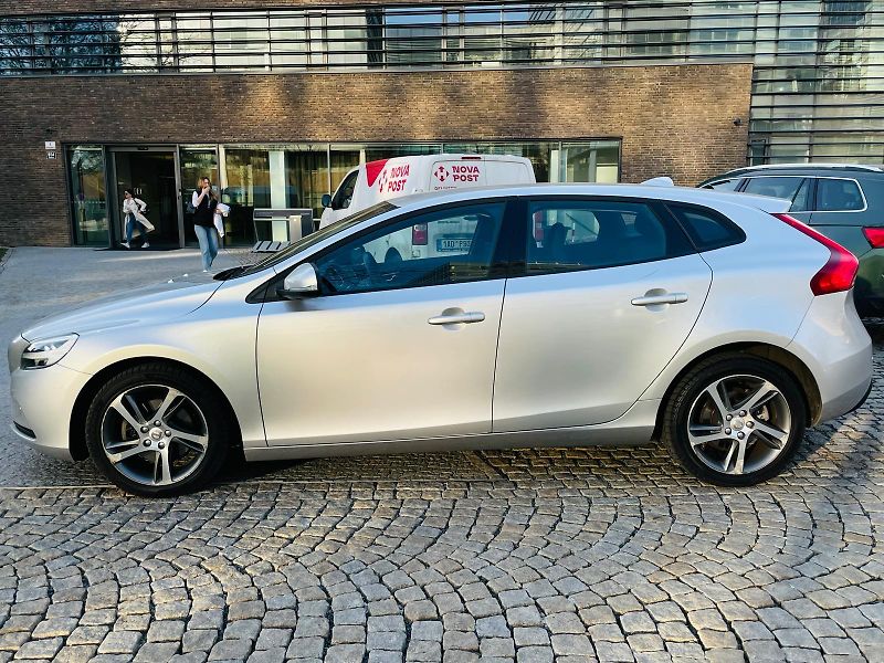 Volvo V40 2.0i MANUÁL KAMERA SERVISKA - fotka 19 z 45