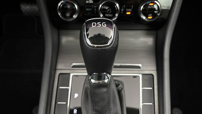 Škoda Superb 2.0 TDI DSG Style Combi - fotka 25 z 28