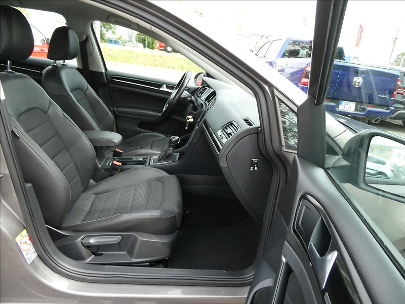 Volkswagen Golf 1,4 TSi 103kW DSG,webasto,xeno - fotka 23 z 50