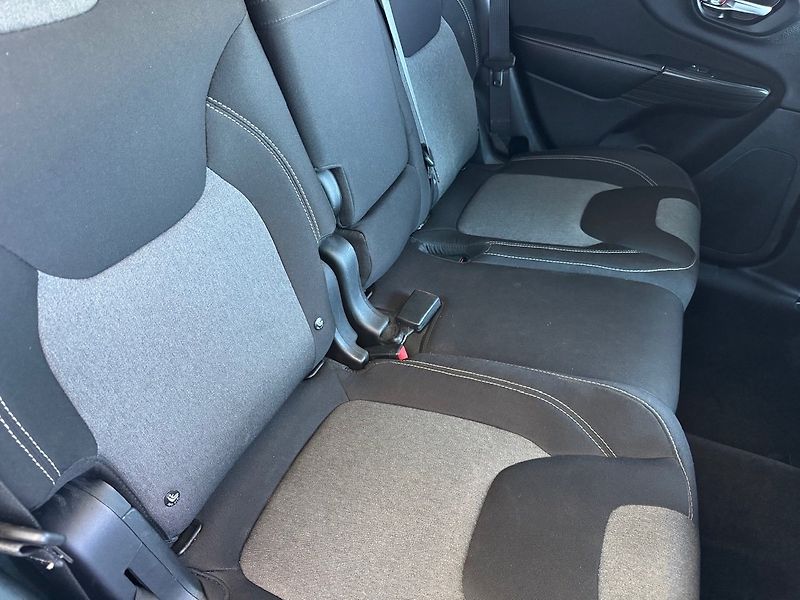 Jeep Cherokee (2015) 2.0 L TD Longitude - fotka 32 z 50