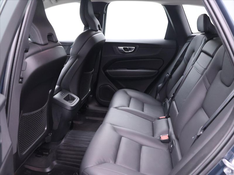 Volvo XC60 2,0 145 kW D4 AWD Momentum - fotka 15 z 31