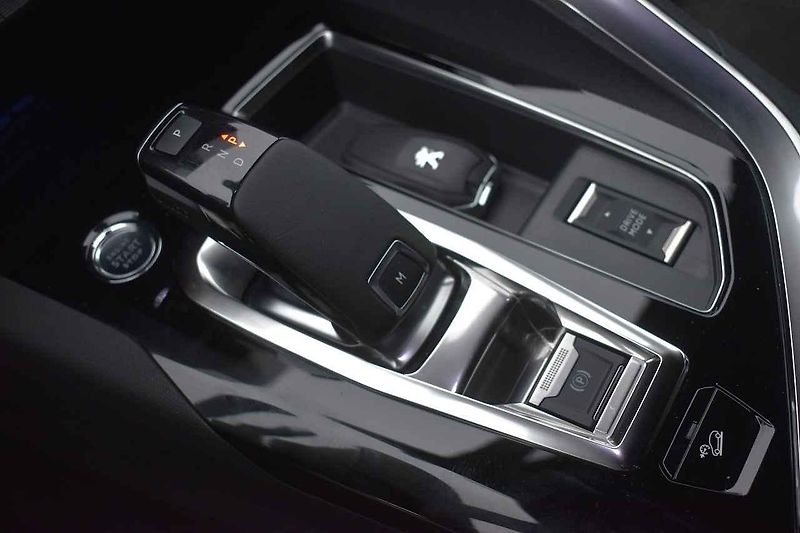 V Česku už jsou k mání nové verze vozů Peugeot 5008 a 3008