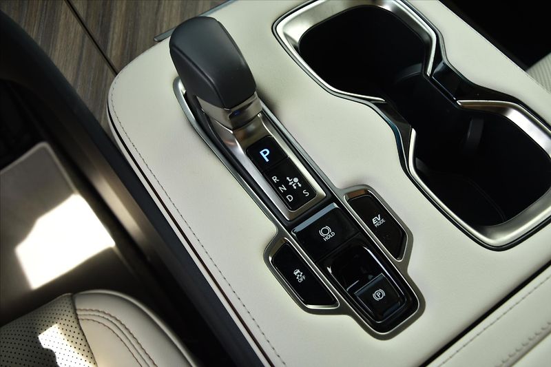 Lexus LM 350h  2.5 HEV LUXURY 7 MÍST ČR - fotka 25 z 39