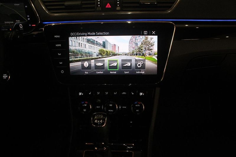 Škoda Superb (2019) 2.0TDI DSG L&K 4x4 Display - fotka 38 z 45