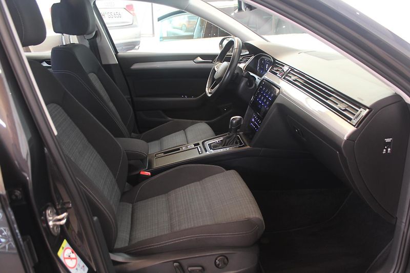 Volkswagen Passat (2022) 2.0TDI DSG Display LED TAŽNÉ - fotka 24 z 37