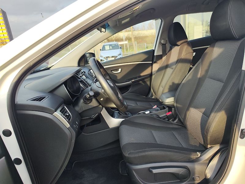 Hyundai i30 1.6 CRDi/81kW komfort - fotka 12 z 26