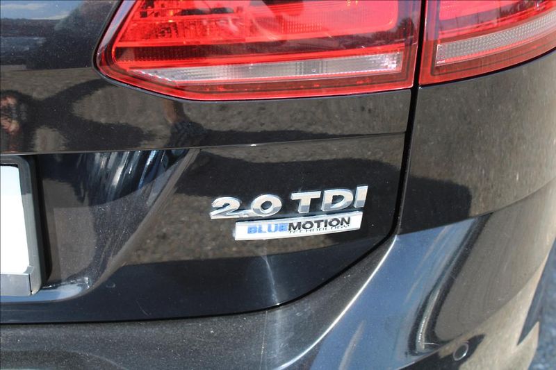 Volkswagen Golf 2,0 TDi  XENONY, AUTOMAT - fotka 28 z 32