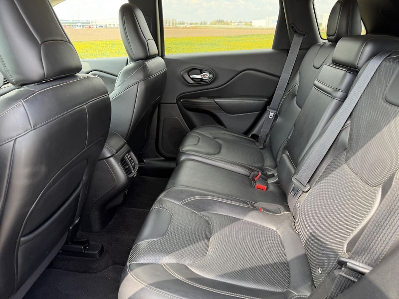 Jeep Cherokee 2.0 M-JET 4X4 LIMITED NAV KŮŽE - fotka 33 z 43