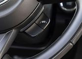 také kvitujeme přímo na volant umístěný spínač asistenta v pruzích