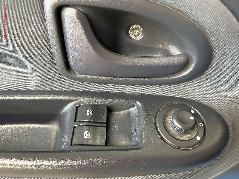Renault Clio (2003) 1.4i, 1.maj, AC, el. výbava - fotka 11 z 14