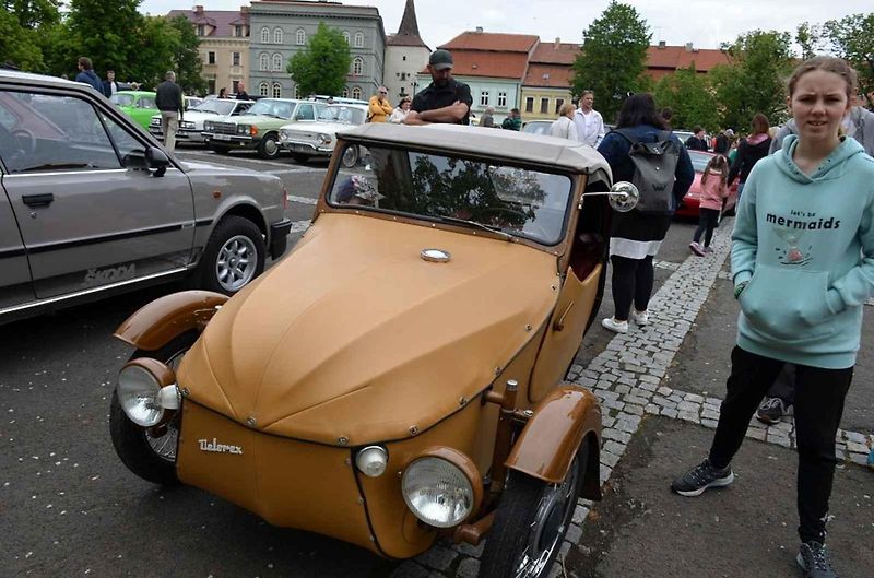 Veteránský závod odstartoval ve Velvarech na náměstí. Cíl byl na náměstí ve Slaném.