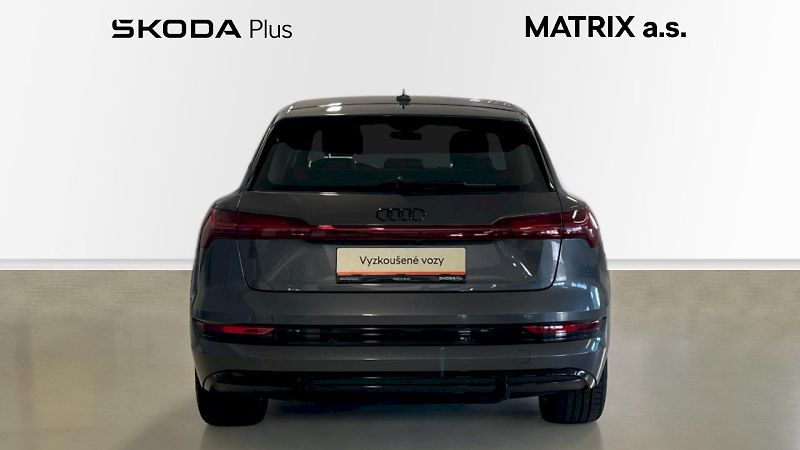 Audi e-tron (2022) S line quattro 55 electric 300 - fotka 7 z 32