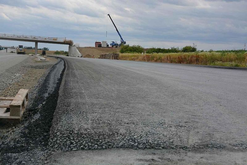 Pokládka cementobetonového a asfaltového povrchu vozovky na stavbě dálnice D1 mezi Říkovicemi a Přerovem, 28. června 2025
