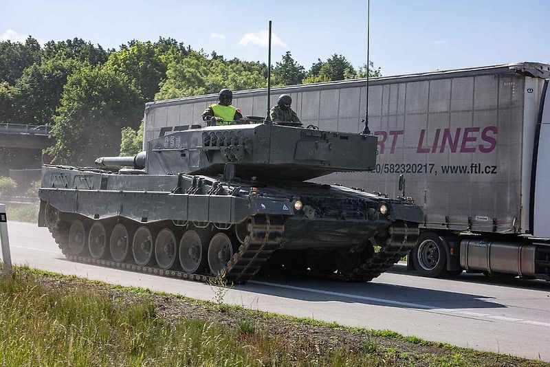První armádní výcvik přesunu tanků Leopard 2A4 na dálnici D35.