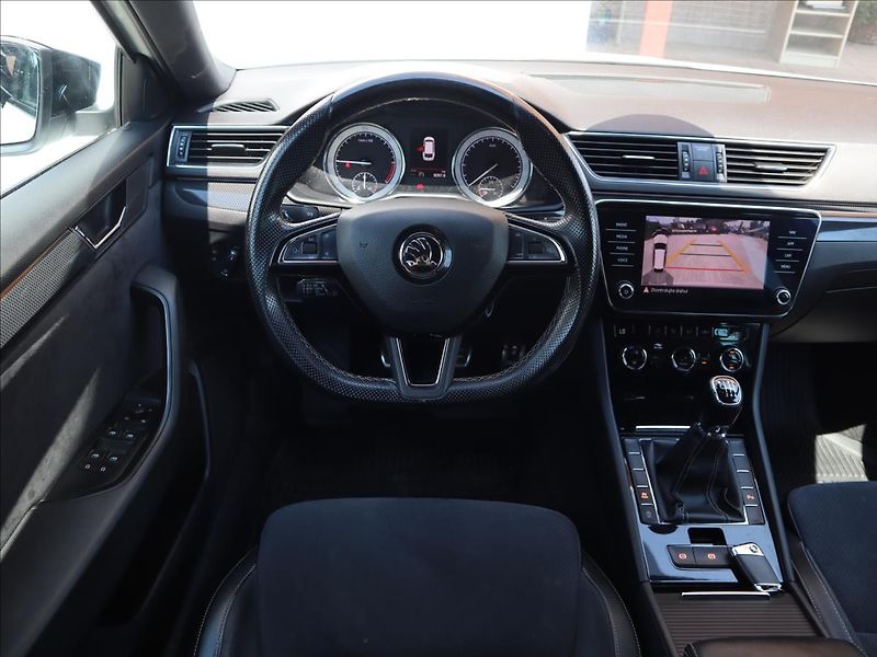 Škoda Superb 2,0 TDI SportLine Kamera ACC - fotka 9 z 36