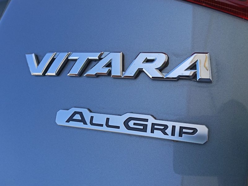 Suzuki Vitara (2015) 1.6 VVT 4x4! Kamera! 2sady kol - fotka 30 z 33