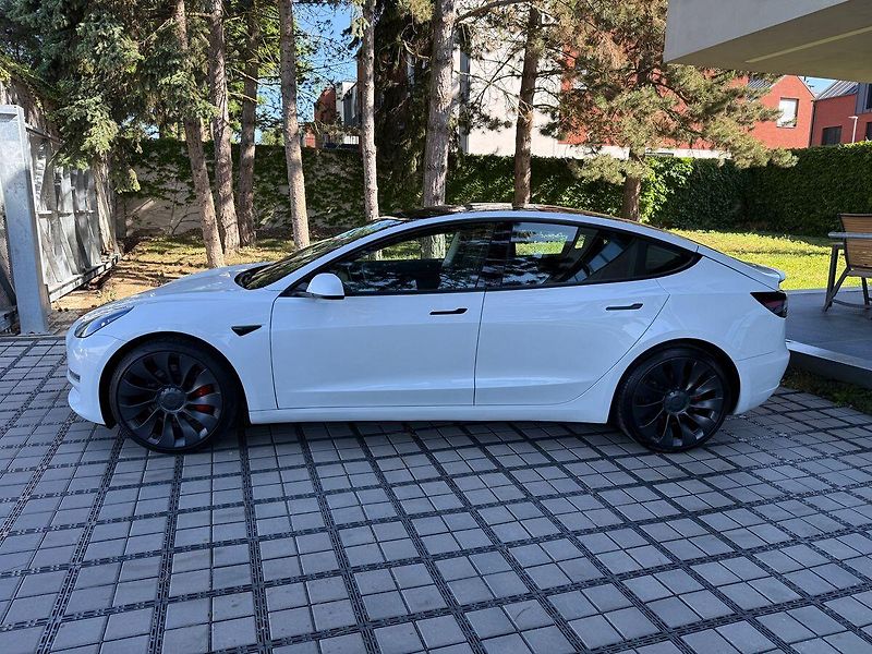 Tesla Model 3 Performance 82 kWh - fotka 2 z 37